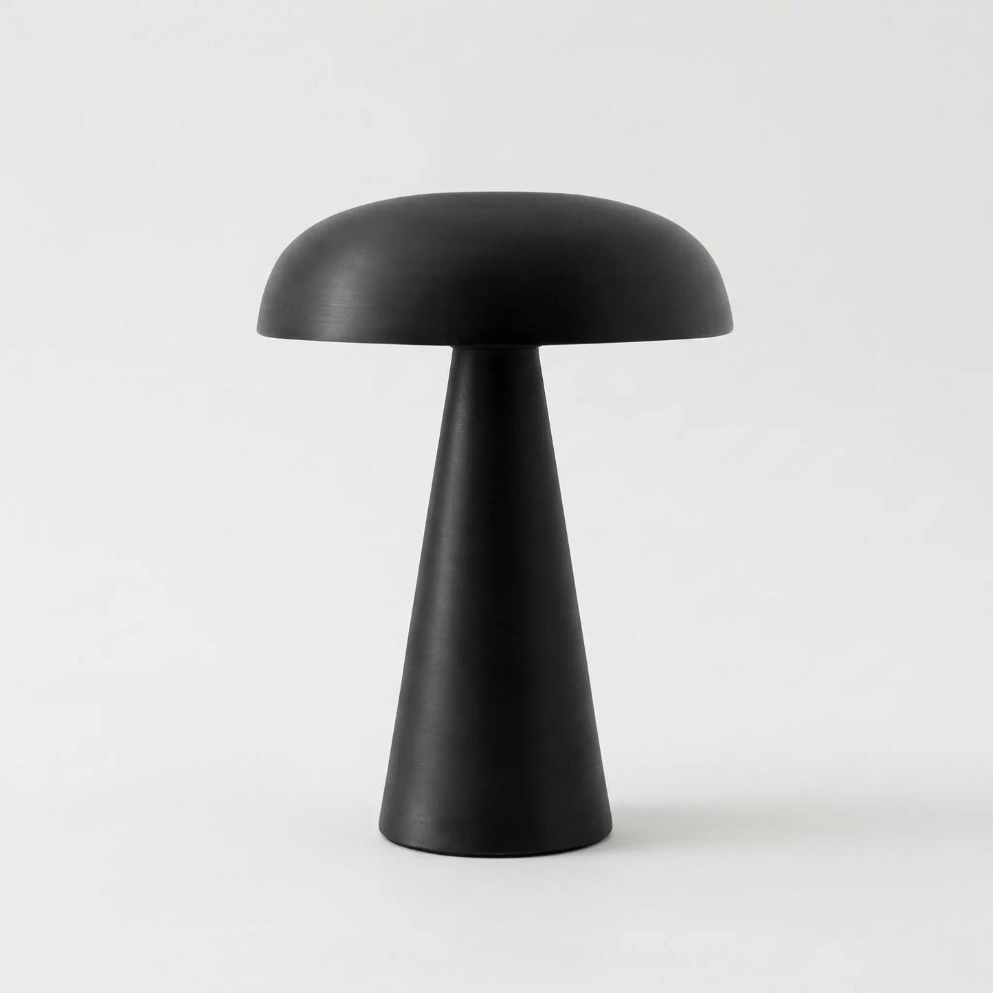 Lumvara | Skulpturale Tischlampe mit Kuppelschirm 1