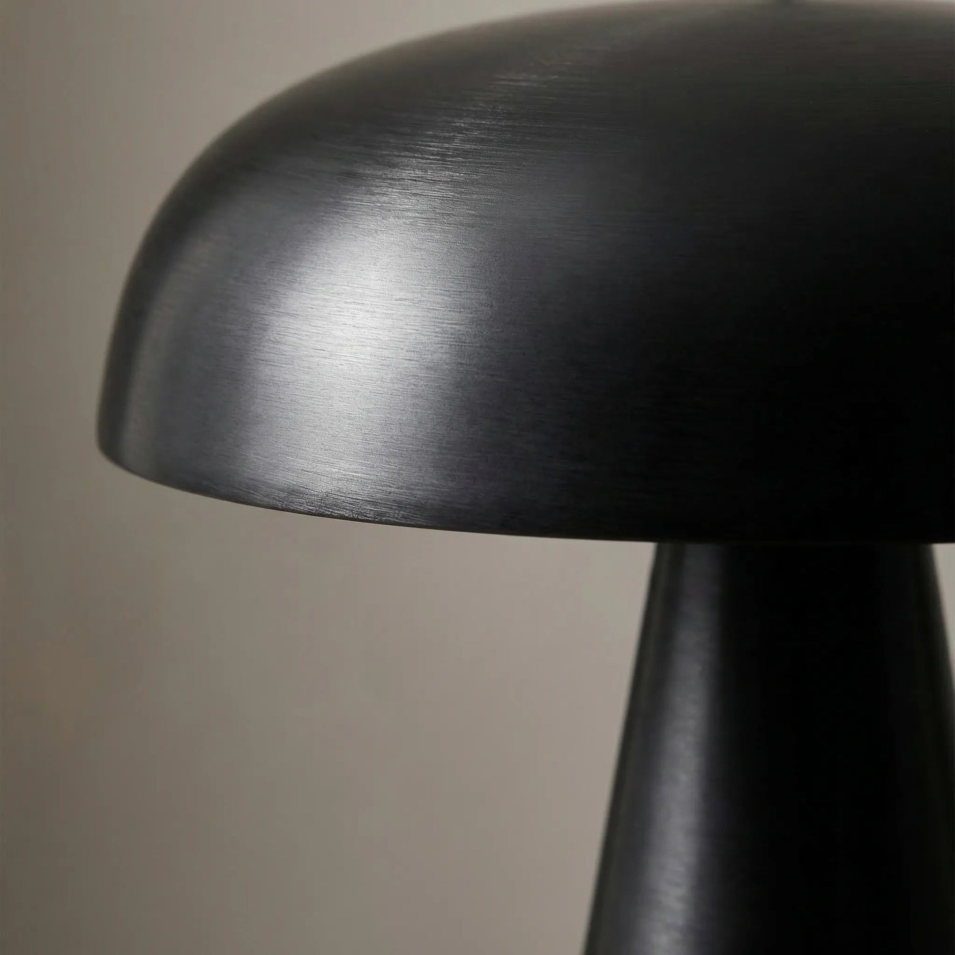Lumvara | Skulpturale Tischlampe mit Kuppelschirm 2