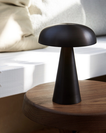 Lumvara | Skulpturale Tischlampe mit Kuppelschirm 3