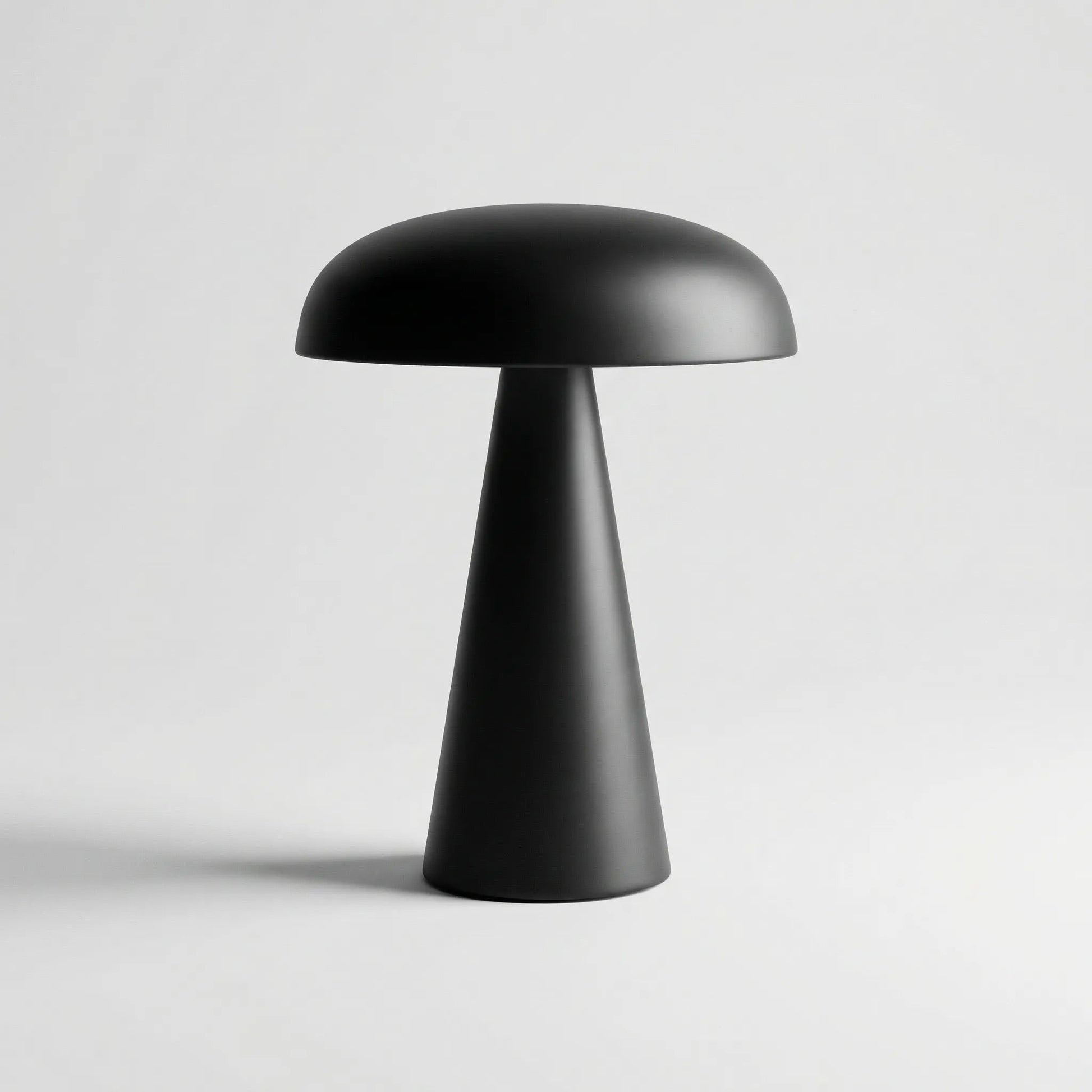 Lumvara | Skulpturale Tischlampe mit Kuppelschirm 6