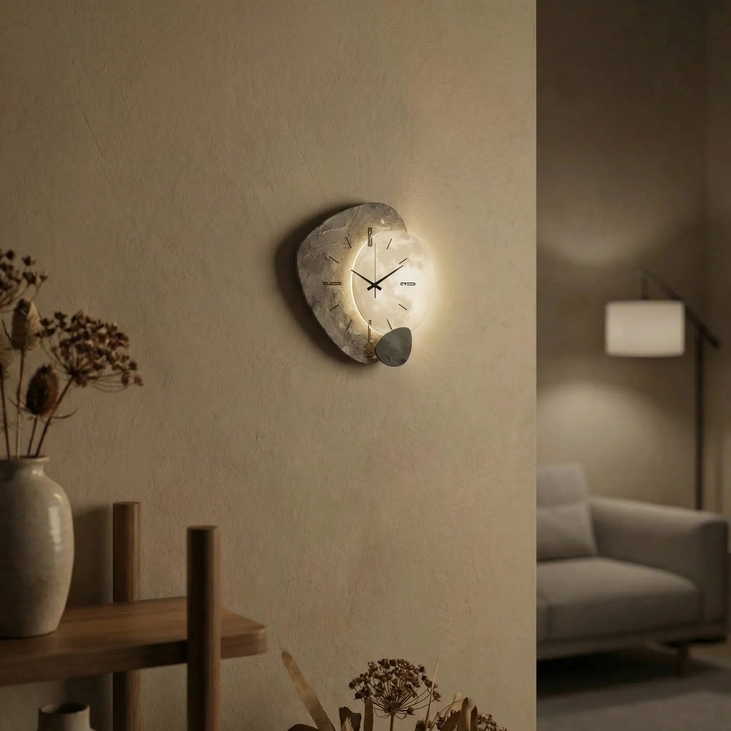 Lunorva | Organisch geformte Wanduhr mit Mondmotiv 1