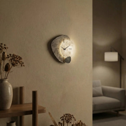 Lunorva | Organisch geformte Wanduhr mit Mondmotiv 1